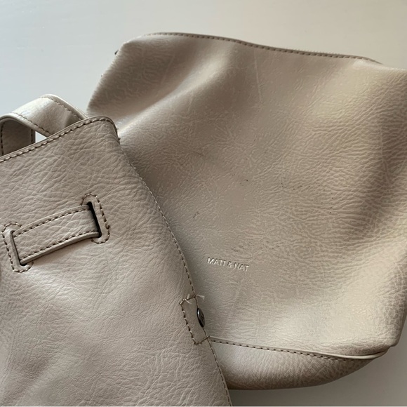 Matt & Nat | Lexi vegan bucket bag | Includes snap in pouch | Off white grey - Picture 7 of 8